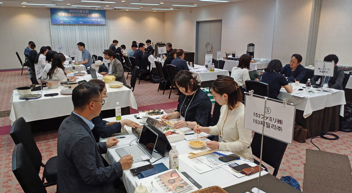 ▲경기도경제과학진흥원 관계자들과 참가기업 관계자들이 일본 도쿄와 오사카에서 열린 2025년 경기북부 일본 시장개척단 행사 기간 동안 각각의 테이블에서 수출상담을 진행하고 있다. (경기도경제과학진흥원)