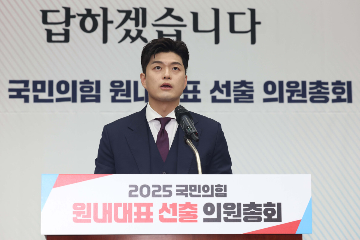▲16일 서울 여의도 국회에서 열린 ‘2025 국민의힘 원내대표 선출 선거 의원총회’에서 김용태 비상대책위원장이 인사말을 하고 있다. 신태현 기자 holjjak@