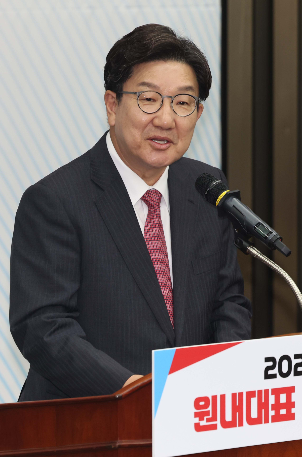 ▲16일 서울 여의도 국회에서 열린 ‘2025 국민의힘 원내대표 선출 선거 의원총회’에서 권성동 원내대표가 인사말을 하고 있다. 신태현 기자 holjjak@