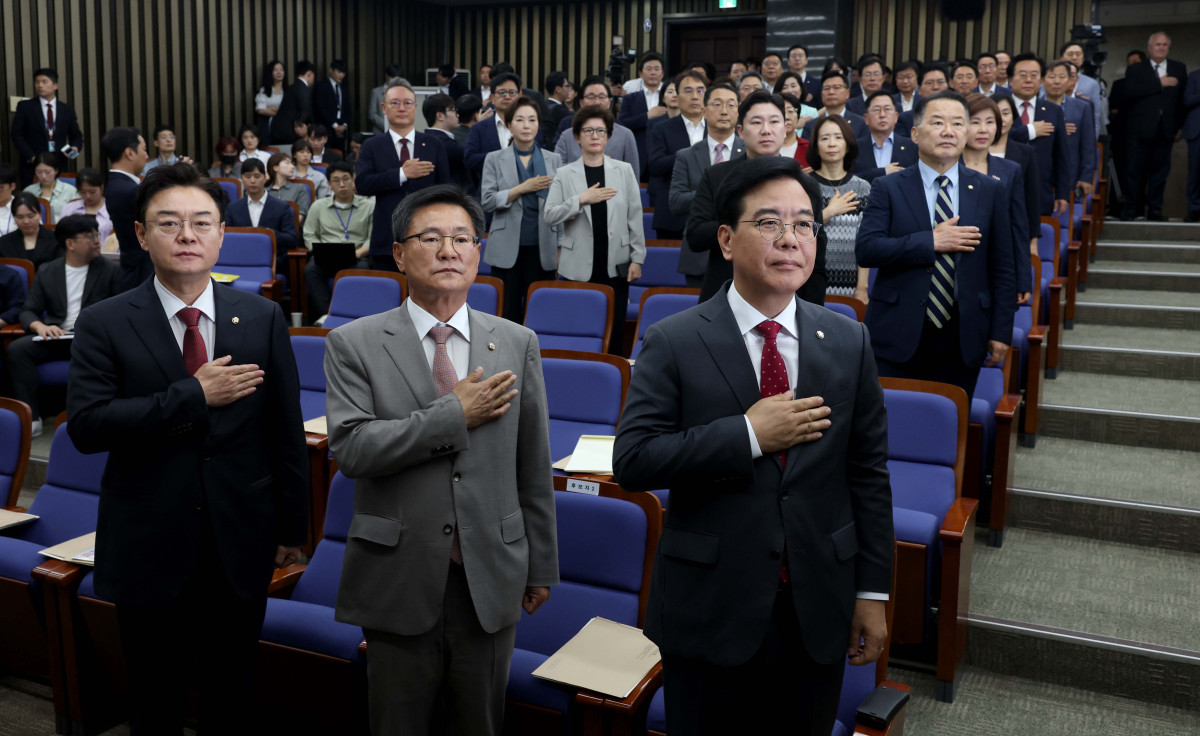 ▲16일 서울 여의도 국회에서 열린 ‘2025 국민의힘 원내대표 선출 선거 의원총회’에서 송언석(오른쪽부터), 이헌승, 김성원 원내대표 후보가 국민의례를 하고 있다. 신태현 기자 holjjak@