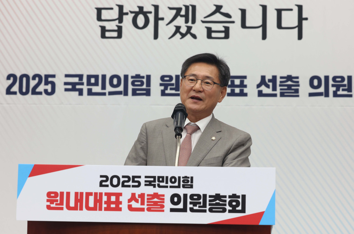 ▲16일 서울 여의도 국회에서 열린 ‘2025 국민의힘 원내대표 선출 선거 의원총회’에서 이헌승 후보가 정견발표를 하고 있다. 신태현 기자 holjjak@