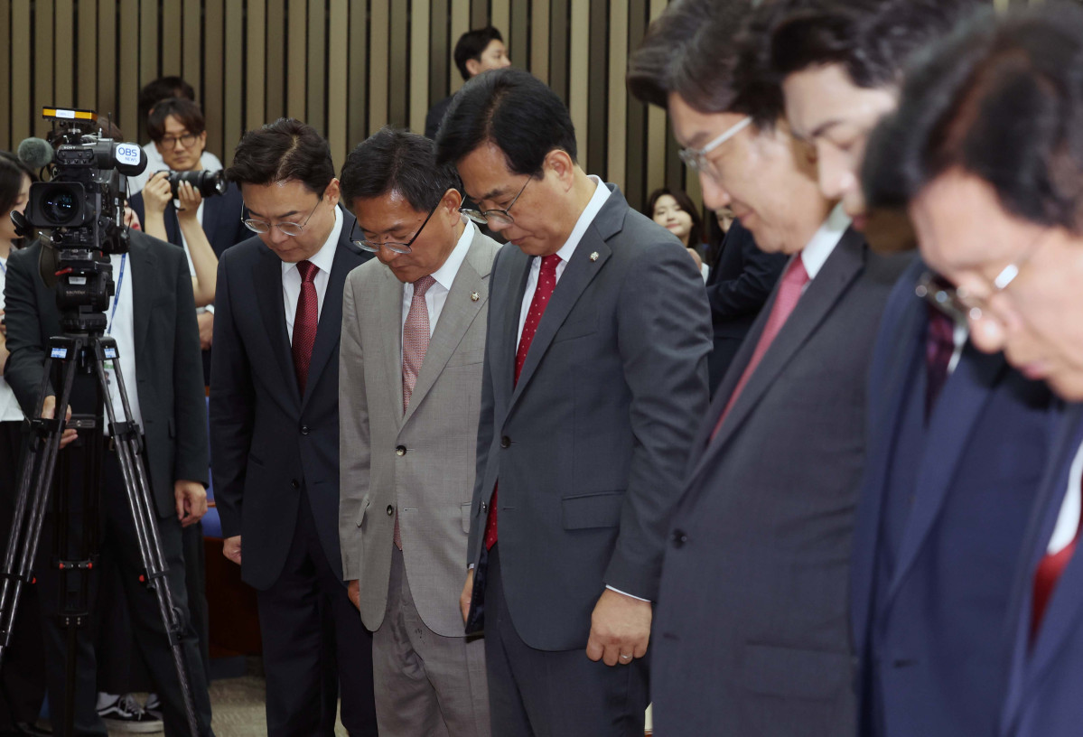▲16일 서울 여의도 국회에서 열린 ‘2025 국민의힘 원내대표 선출 선거 의원총회’에서 송언석(오른쪽 네번째부터), 이헌승, 김성원 원내대표 후보가 회의장으로 들어서고 있다. 신태현 기자 holjjak@