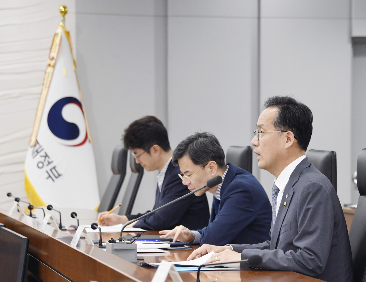 ▲이형일 기획재정부 장관 직무대행 1차관이 16일 오후 정부세종청사 중앙동에서 열린 '제48차 물가관계차관회의'를 주재, 모두발언을 하고 있다.
(기획재정부)