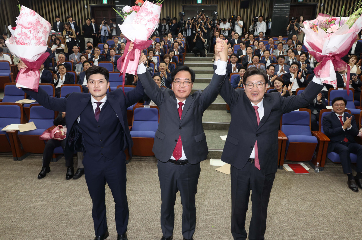 ▲16일 서울 여의도 국회에서 열린 ‘2025 국민의힘 원내대표 선출 선거 의원총회’에서 새 원내대표로 당선된 송언석 의원이 두 팔 들어 인사하고 있다. 왼쪽부터 김용태 비상대책위원장, 송 신임 원내대표, 권성동 전 원내대표. 신태현 기자 holjjak@