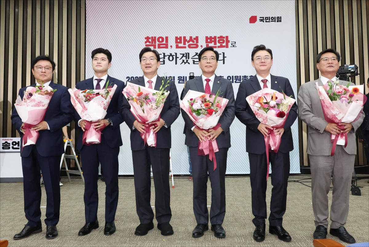 ▲송언석 국민의힘 신임 원내대표 등이 16일 오후 서울 여의도 국회에서 열린 2025 국민의힘 원내대표 선출 의원총회에서 꽃다발을 들고 있다. 신태현 기자 holjjak@