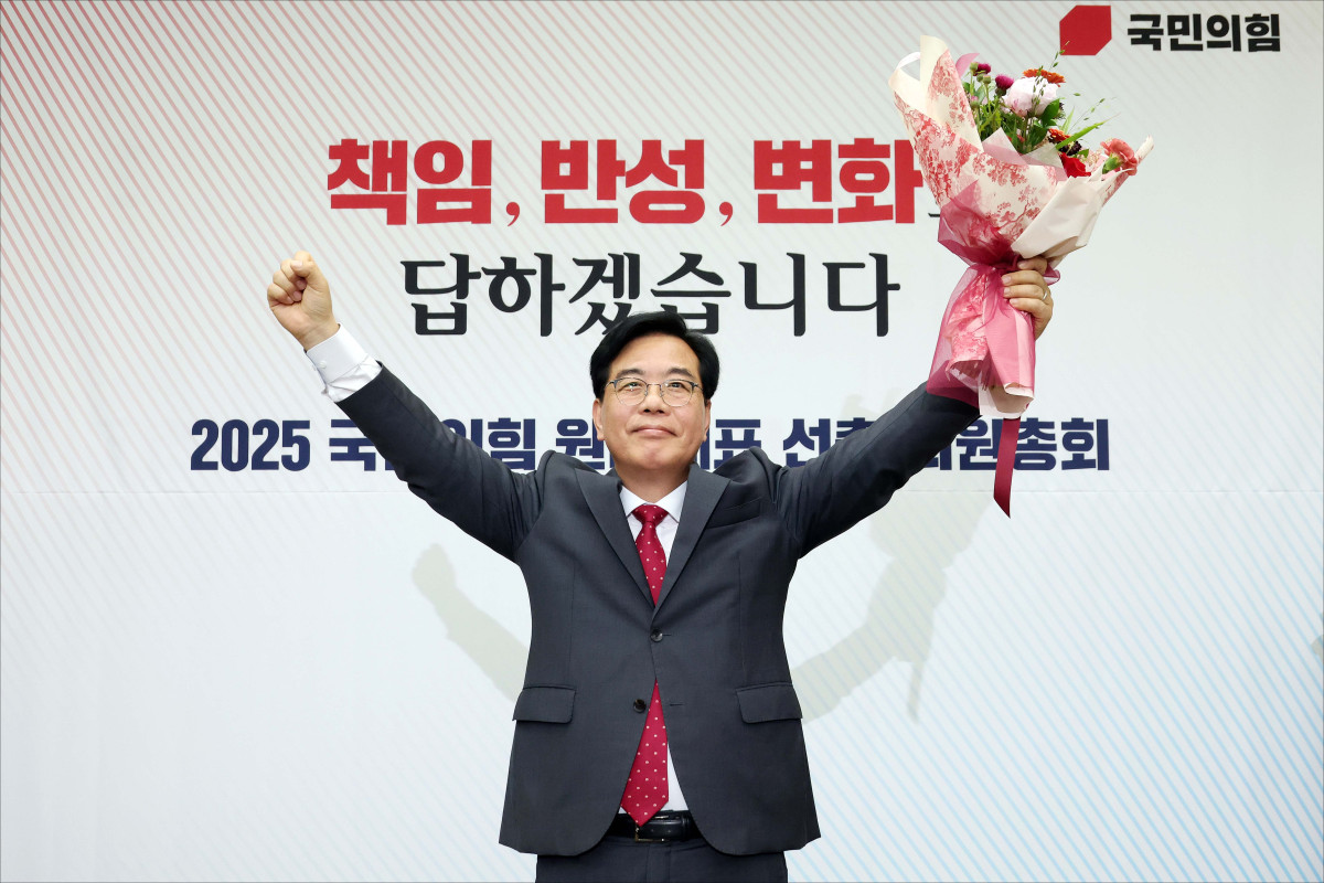 ▲송언석 국민의힘 신임 원내대표가 16일 오후 서울 여의도 국회에서 열린 2025 국민의힘 원내대표 선출 의원총회에서 꽃다발을 든 채 손을 들어올리고 있다. 신태현 기자 holjjak@