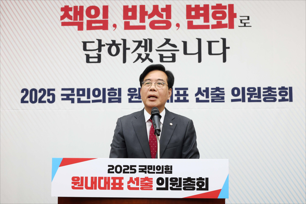 ▲송언석 국민의힘 신임 원내대표가 16일 오후 서울 여의도 국회에서 열린 2025 국민의힘 원내대표 선출 의원총회에서 당선 소감을 말하고 있다. 신태현 기자 holjjak@