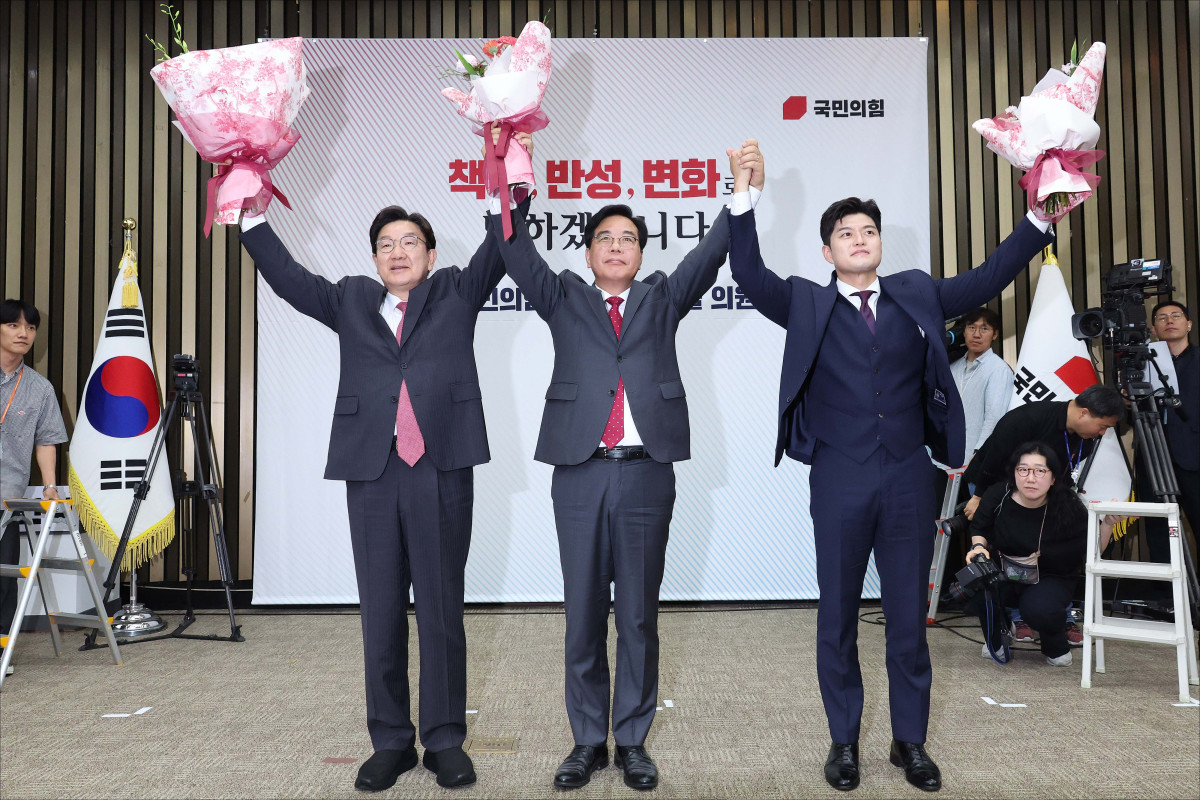 ▲송언석 국민의힘 신임 원내대표가 16일 오후 서울 여의도 국회에서 열린 2025 국민의힘 원내대표 선출 의원총회에서 권성동 전 원내대표, 김용태 비상대책위원장과 손을 들어올리고 있다. 신태현 기자 holjjak@