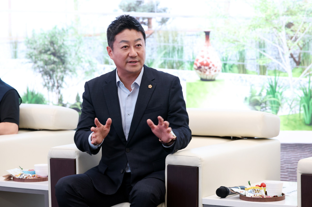 ▲경기도의회 김진경 의장이 16일 도의회 청사에서 열린 환경미화원 정담회에서 소파에 앉아 대화를 나누고 있다. (경기도의회)