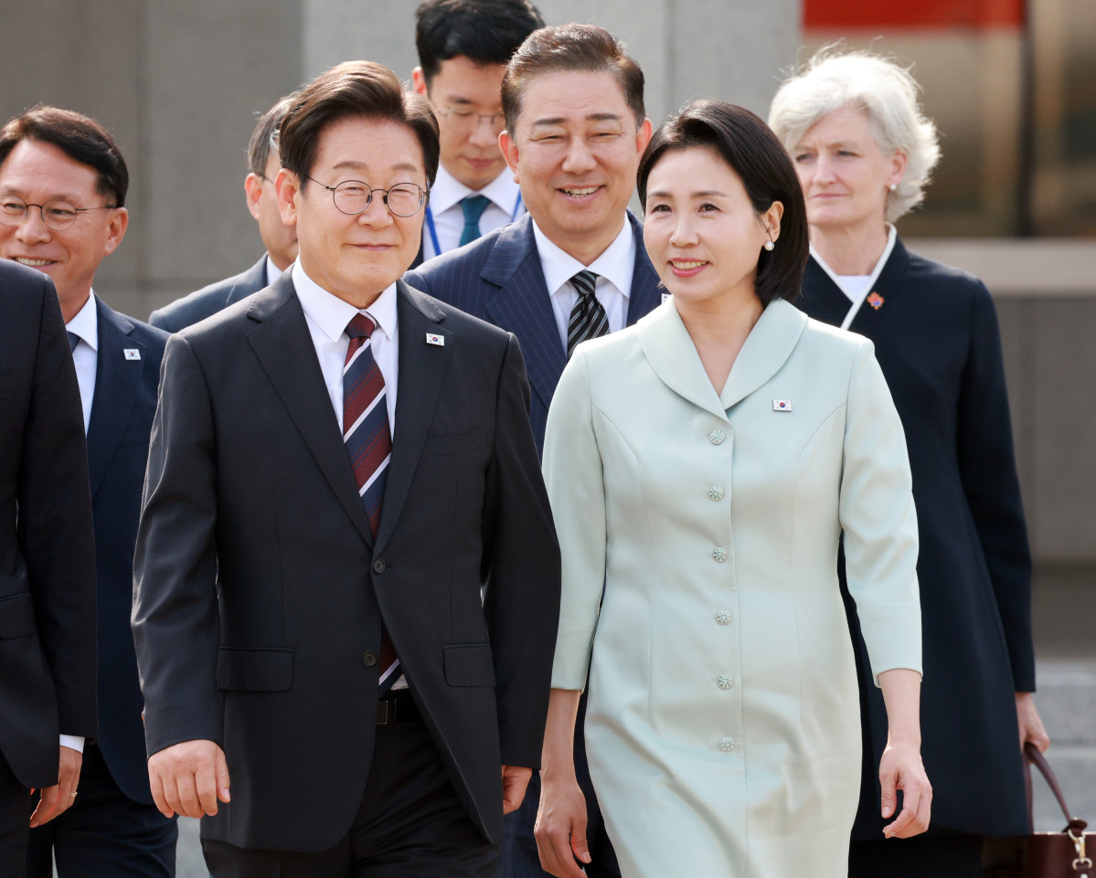 ▲이재명 대통령과 김혜경 여사가 캐나다에서 열리는 주요 7개국(G7) 정상회의에 참석하기 위해 16일 경기 성남 서울공항에서 공군 1호기로 향하고 있다. (사진=뉴시스)