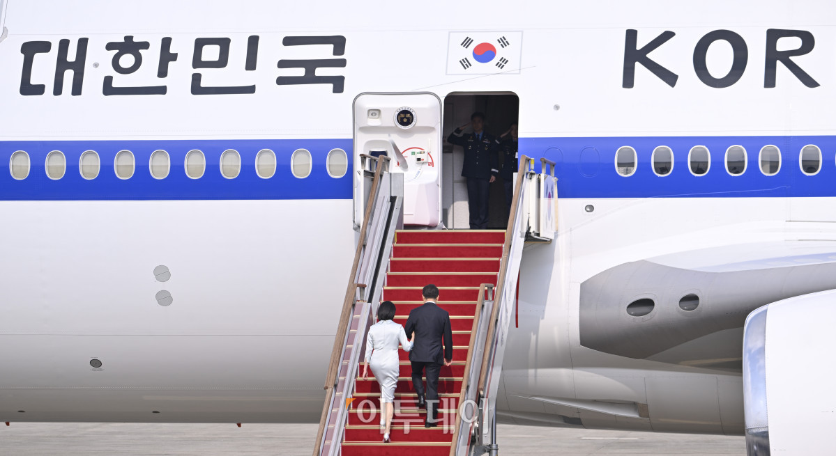 ▲이재명 대통령과 배우자 김혜경 여사가 16일 경기 성남시 서울공항에서 취임 후 첫 해외방문으로 캐나다에서 열리는 주요 7개국(G7) 정상회의 참석차 출국하기 위해 공군 1호기에 탑승하고 있다. 이번 G7 회의에는 회원국인 미국, 영국, 독일, 프랑스, 이탈리아, 일본, 캐나다 외에도 한국과 호주, 브라질, 인도, 멕시코, 남아프리카공화국, 우크라이나 등 총 7개국 정상이 초청받았다. 이 대통령은 G7 관련 일정을 모두 마친 뒤 18일 오후 늦게 귀국할 예정이다. 조현호 기자 hyunho@