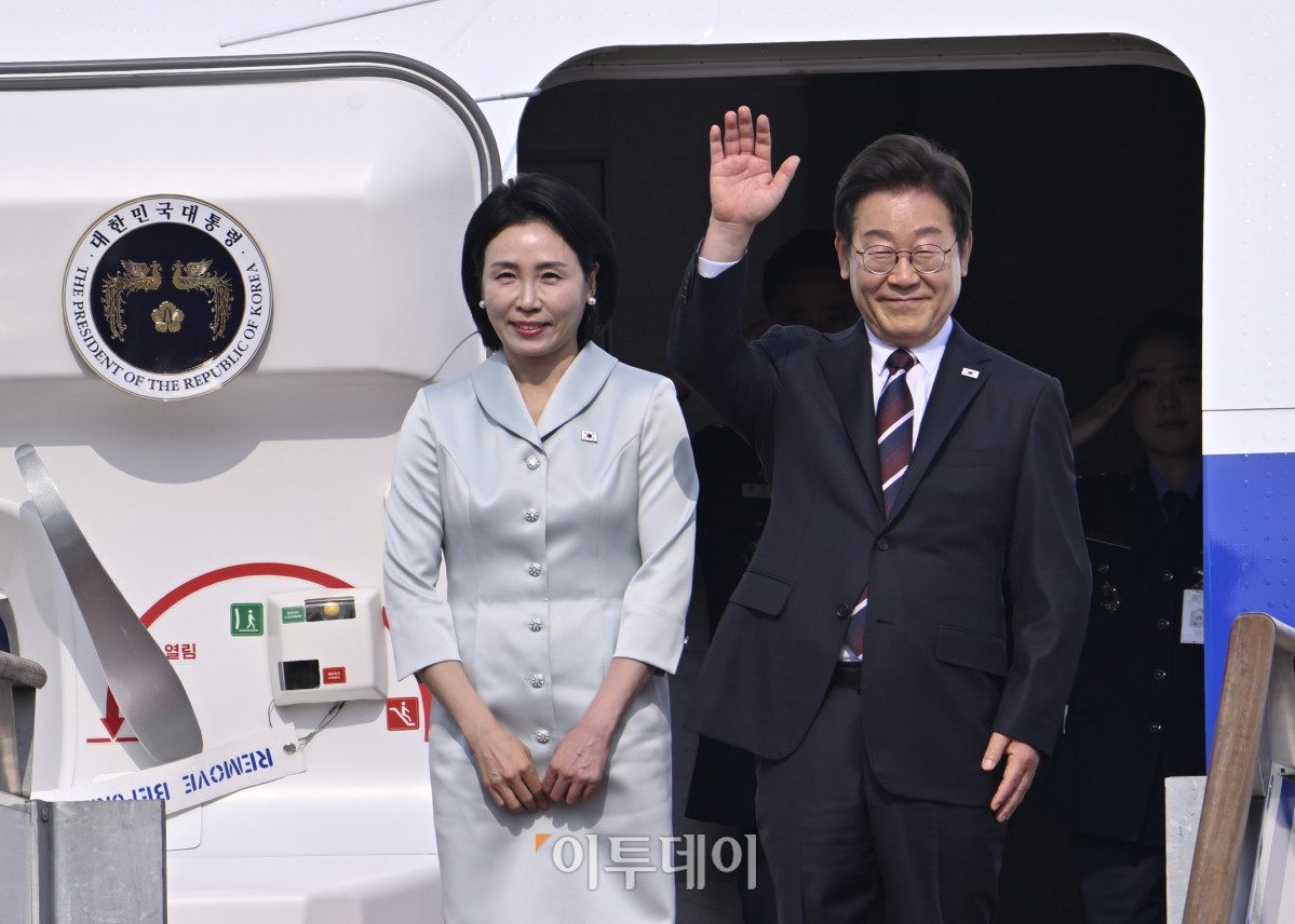▲이재명(오른쪽) 대통령과 배우자 김혜경 여사가 16일 경기 성남시 서울공항에서 취임 후 첫 해외방문으로 캐나다에서 열리는 주요 7개국(G7) 정상회의 참석차 출국하며 손을 들어 인사하고 있다. 이번 G7 회의에는 회원국인 미국, 영국, 독일, 프랑스, 이탈리아, 일본, 캐나다 외에도 한국과 호주, 브라질, 인도, 멕시코, 남아프리카공화국, 우크라이나 등 총 7개국 정상이 초청받았다. 이 대통령은 G7 관련 일정을 모두 마친 뒤 18일 오후 늦게 귀국할 예정이다. 조현호 기자 hyunho@