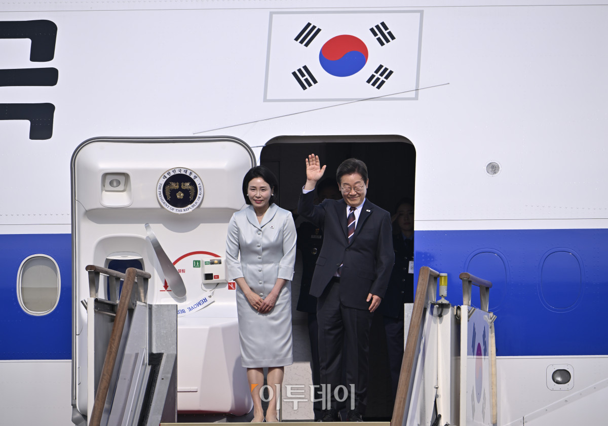 ▲이재명(오른쪽) 대통령과 배우자 김혜경 여사가 16일 경기 성남시 서울공항에서 취임 후 첫 해외방문으로 캐나다에서 열리는 주요 7개국(G7) 정상회의 참석차 출국하며 손을 들어 인사하고 있다. 이번 G7 회의에는 회원국인 미국, 영국, 독일, 프랑스, 이탈리아, 일본, 캐나다 외에도 한국과 호주, 브라질, 인도, 멕시코, 남아프리카공화국, 우크라이나 등 총 7개국 정상이 초청받았다. 이 대통령은 G7 관련 일정을 모두 마친 뒤 18일 오후 늦게 귀국할 예정이다. 조현호 기자 hyunho@