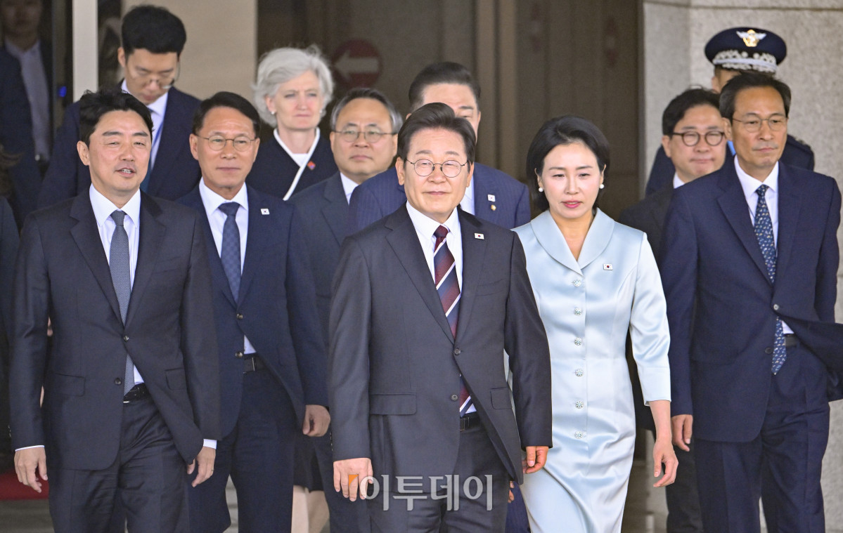 ▲이재명 대통령과 배우자 김혜경 여사가 16일 경기 성남시 서울공항에서 취임 후 첫 해외방문으로 캐나다에서 열리는 주요 7개국(G7) 정상회의 참석차 출국하고 있다. 이번 G7 회의에는 회원국인 미국, 영국, 독일, 프랑스, 이탈리아, 일본, 캐나다 외에도 한국과 호주, 브라질, 인도, 멕시코, 남아프리카공화국, 우크라이나 등 총 7개국 정상이 초청받았다. 이 대통령은 G7 관련 일정을 모두 마친 뒤 18일 오후 늦게 귀국할 예정이다. 조현호 기자 hyunho@