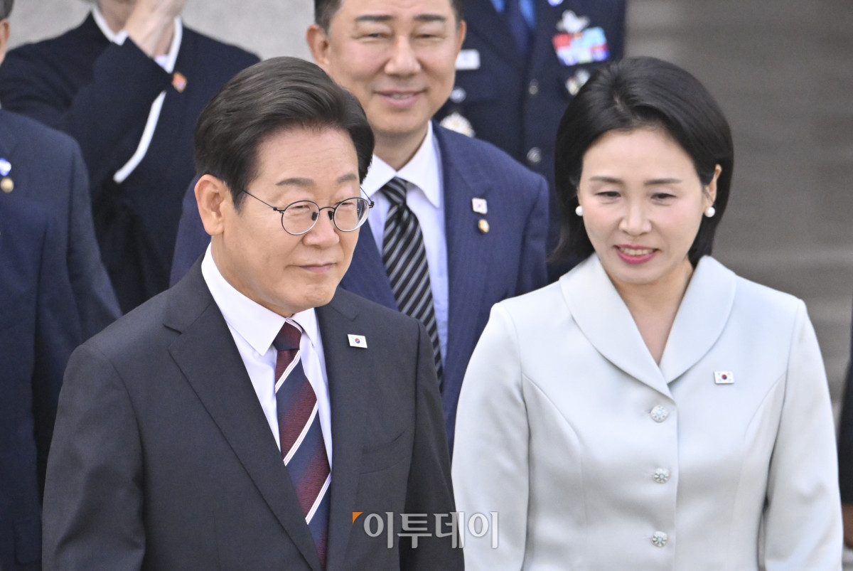 ▲이재명 대통령과 배우자 김혜경 여사가 16일 경기 성남시 서울공항에서 취임 후 첫 해외방문으로 캐나다에서 열리는 주요 7개국(G7) 정상회의 참석차 출국하고 있다. 이번 G7 회의에는 회원국인 미국, 영국, 독일, 프랑스, 이탈리아, 일본, 캐나다 외에도 한국과 호주, 브라질, 인도, 멕시코, 남아프리카공화국, 우크라이나 등 총 7개국 정상이 초청받았다. 이 대통령은 G7 관련 일정을 모두 마친 뒤 18일 오후 늦게 귀국할 예정이다. 조현호 기자 hyunho@