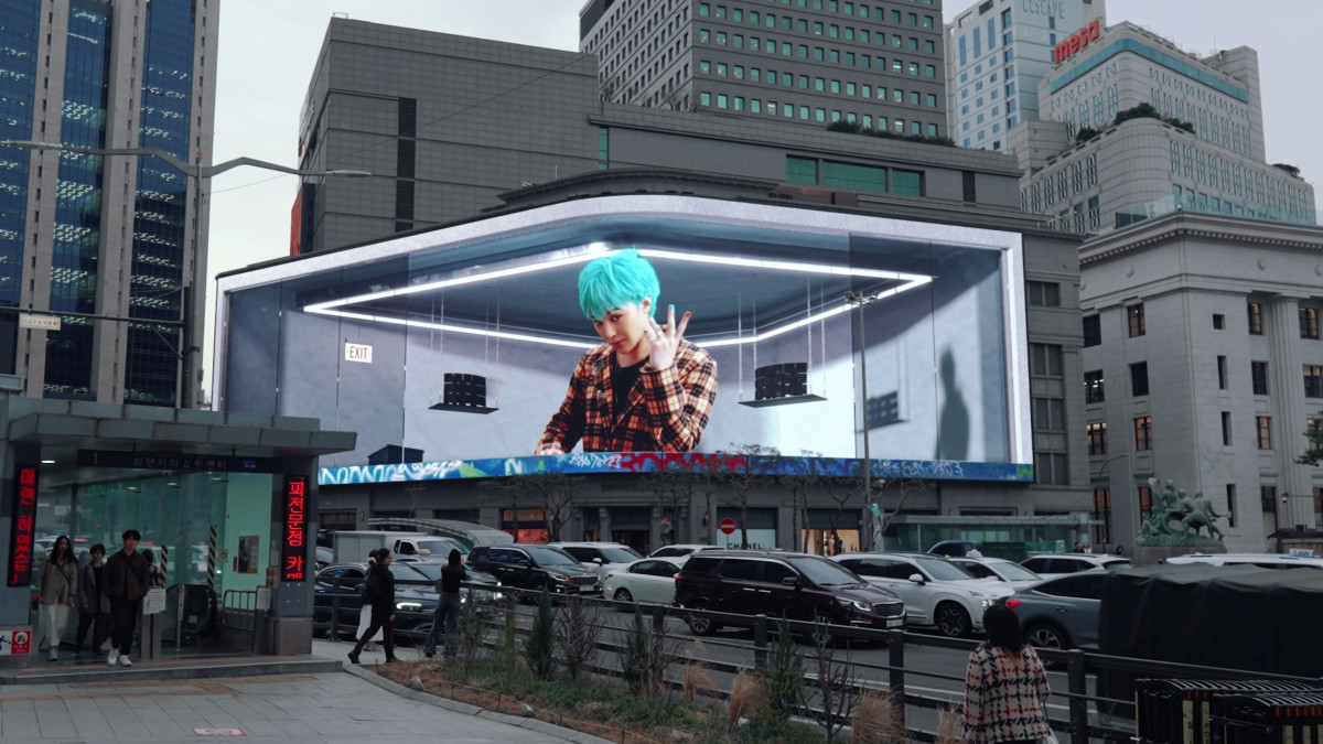 ▲신세계백화점 본점 신세계스퀘어에서 가수 지드래곤 영상이 상영되고 있다. (사진제공=신세계백화점)