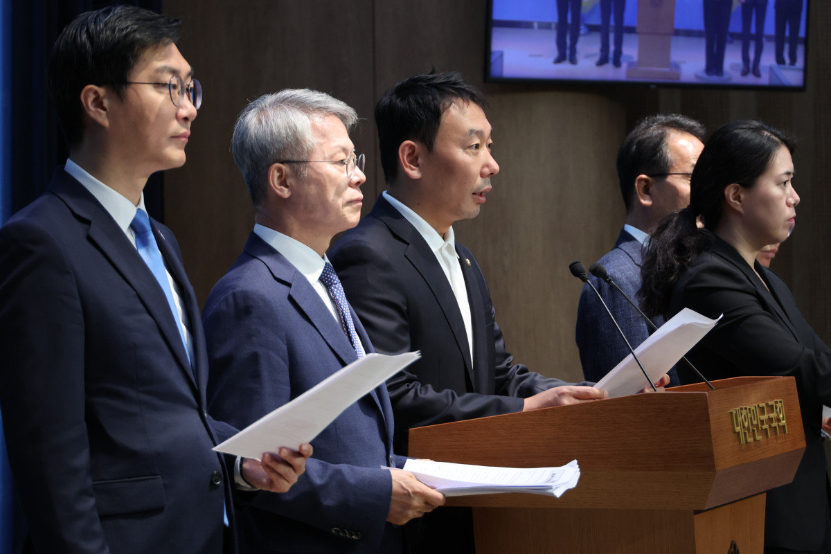 ▲ 더불어민주당 장경태(왼쪽부터)·민형배·김용민 의원 등이 11일 서울 여의도 국회 소통관에서 검찰청법 폐지법안, 공소청 신설법안 등 검찰개혁을 위해 발의한 법안들에 대해 설명하고 있다. (연합뉴스)