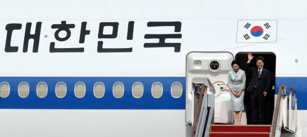 ▲주요 7개국(G7) 정상회의에 참석하는 이재명 대통령이 김혜경 여사와 16일 성남 서울공항 공군 1호기에서 출국하기 전 인사하고 있다. 2025.6.16 (연합뉴스 )