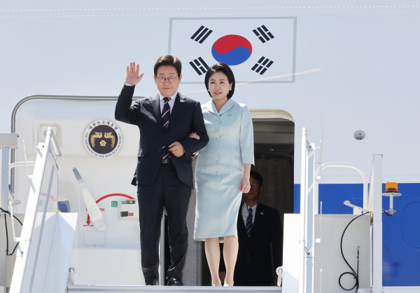 ▲51차 주요 7개국(G7) 정상회의에 참석하는 이재명 대통령이 16일(현지시간) 캐나다 앨버타주 캘거리국제공항에 도착해 김혜경 여사와 공군 1호기에서 내리며 인사하고 있다. 2025.6.17 (연합뉴스 )