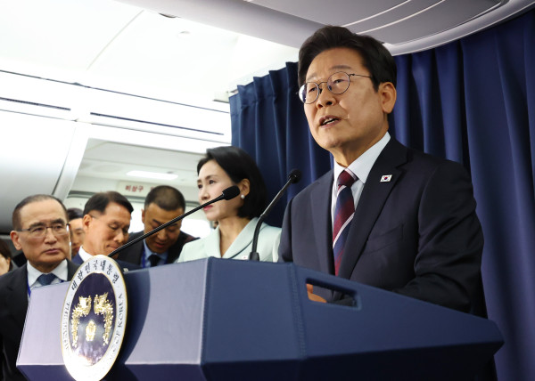 ▲이재명 대통령이 16일(현지시간) 주요 7개국(G7) 정상회의 참석을 위해 캐나다 앨버타주 캘거리로 향하며 공군 1호기에서 기자간담회를 하고 있다. 2025.6.17 (연합뉴스 )