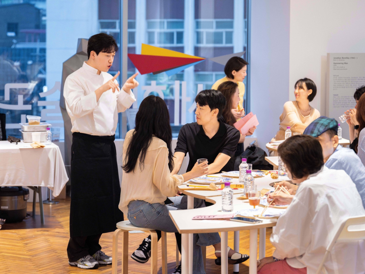 ▲전시 감상 후 계절 식사를 하는 관람객들에게 셰프가 식사 메뉴를 설명하는 모습. (사진= 태광그룹 세화미술관)