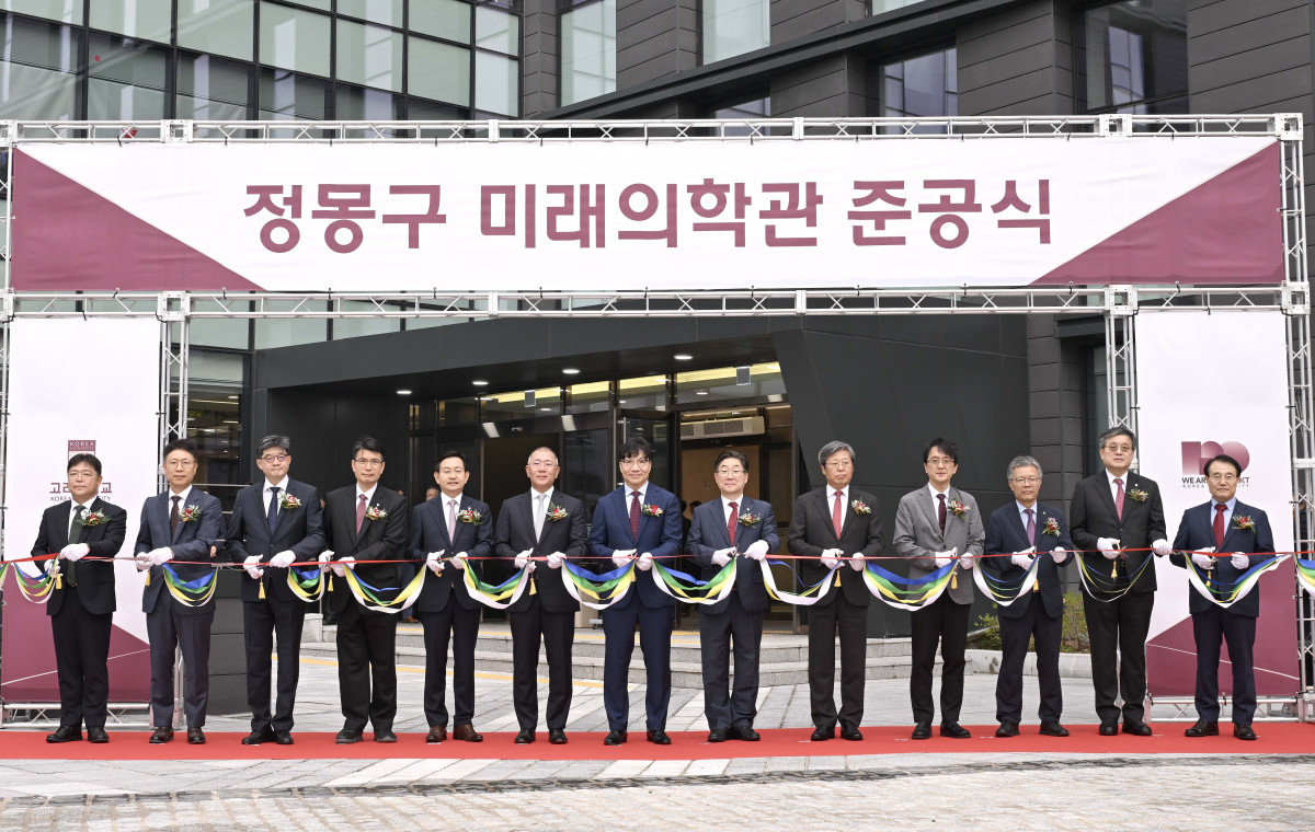 ▲정몽구 미래의학관 준공식에서 정의선 현대차그룹 회장(왼쪽에서 여섯 번째)이 참석자들과 테이프커팅을 하고 있다. (사진=현대차)