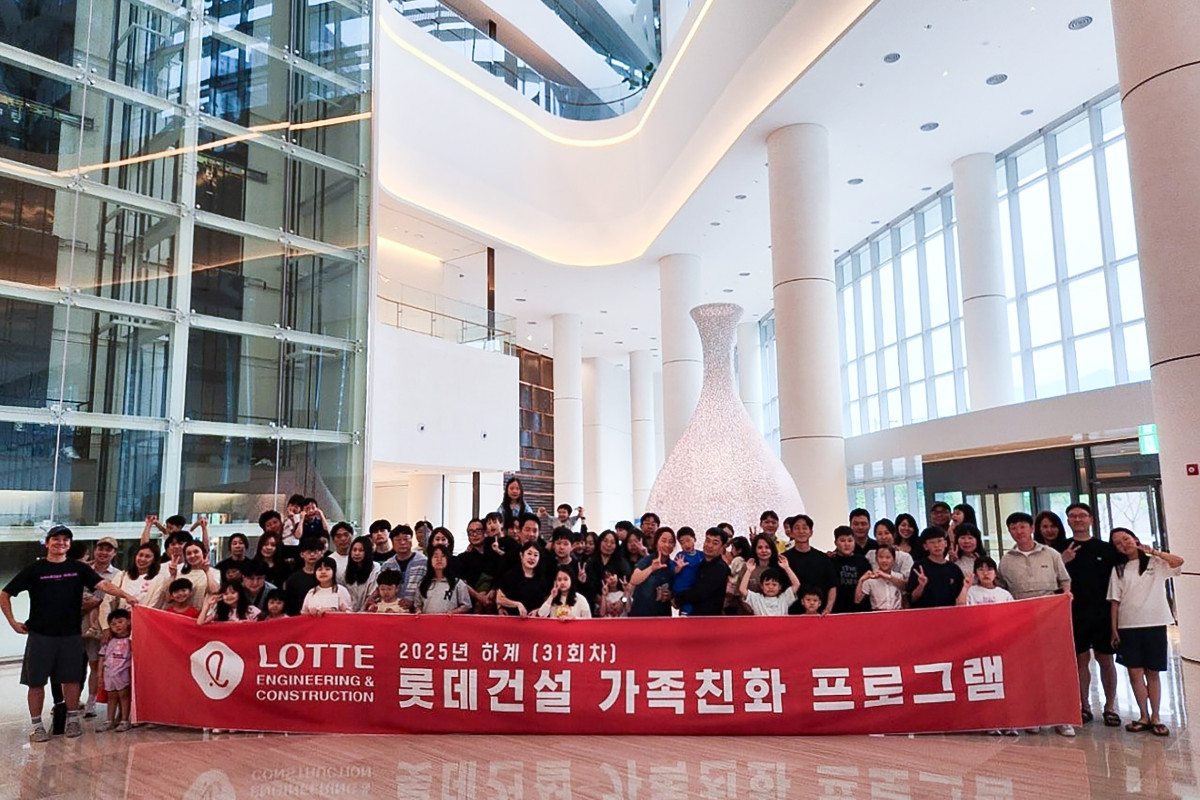 ▲롯데건설 임직원과 가족들이 롯데호텔앤리조트 김해에서 기념촬영을 하고 있다. (자료제공=롯데건설)
