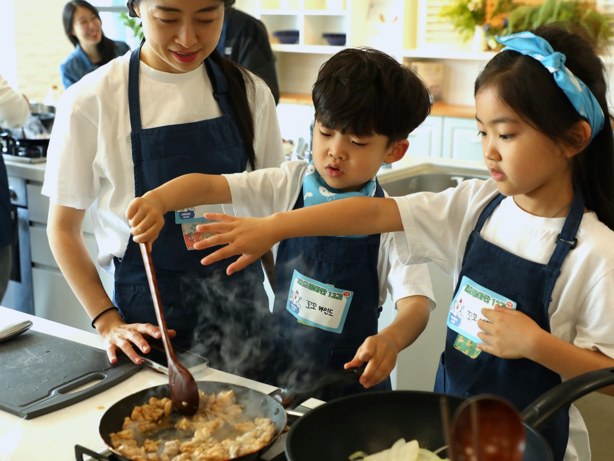 ▲'IFF 닭목살' 제품을 요리 중인 '꼬꼬마인드' 소비자 가족  (사진제공=하림)