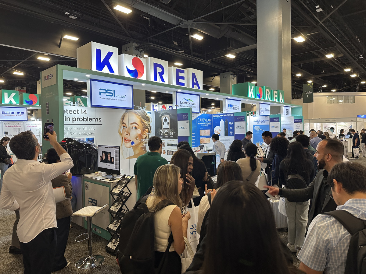 ▲경기도경제과학진흥원이 11일부터 13일까지 미국 플로리다 마이애미에서 열린 WHX 마이애미 의료기기 전시회 한국관 부스에서 여러 참가자들이 피부 분석 등 전문 의료기기를 관심 있게 살펴보고 있다. (경기도경제과학진흥원)