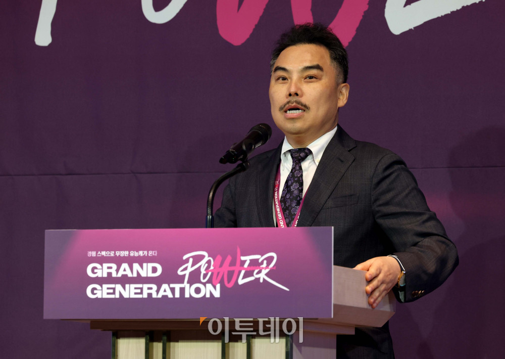 ▲서용구 숙명여대 경영학부 교수가 17일 서울 중구 앰배서더 서울 풀만 호텔에서 열린 ‘2025 그랜드 제너레이션 콘퍼런스(GGC)’에서 ‘이미 다가온 미래의 직장, 멀티 제너레이션’을 주제로 강연하고 있다. 올해로 3회째를 맞이한 GGC 2025는 ‘새로운 성장을 이끄는 힘 그랜드 제너레이션 파워’를 주제로 각 분야의 전문가들이 모여 초고령화 사회로의 전환에 대한 대응법을 모색하는 자리다. 신태현 기자 holjjak@ (이투데이DB)