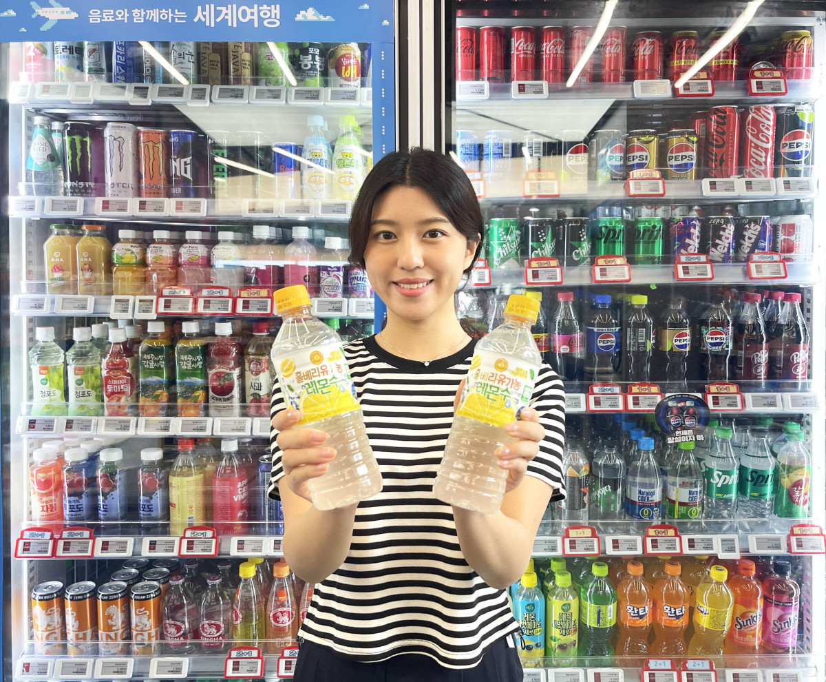 ▲GS25에서 모델이 '홀베리유기농레몬수500ML'을 들고 있다. (사진제공=GS25)