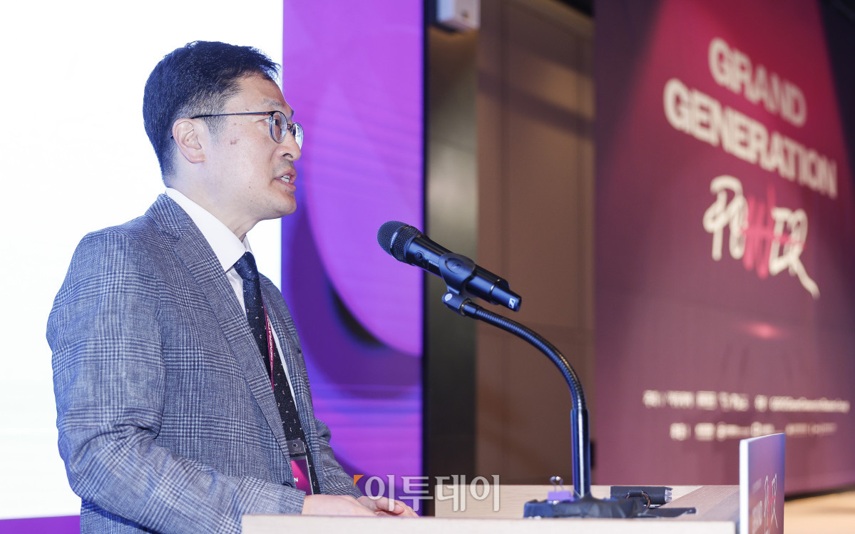 ▲모더레이터 방준석 숙명여대 약학대학 교수가 17일 서울 중구 앰배서더 서울 풀만 호텔에서 열린 ‘2025 그랜드 제너레이션 콘퍼런스(GGC)’에서 그랜드 제너레이션, 새로운 가능성 강연을 소개하고 있다. 올해로 3회째를 맞이한 GGC 2025는 ‘새로운 성장을 이끄는 힘 그랜드 제너레이션 파워’를 주제로 각 분야의 전문가들이 모여 초고령화 사회로의 전환에 대한 대응법을 모색하는 자리다. 조현호 기자 hyunho@