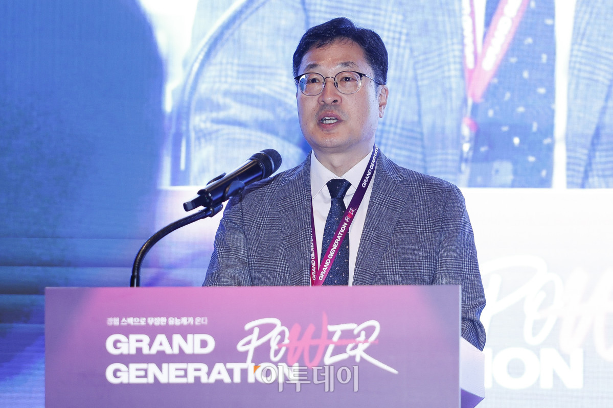 ▲모더레이터 방준석 숙명여대 약학대학 교수가 17일 서울 중구 앰배서더 서울 풀만 호텔에서 열린 ‘2025 그랜드 제너레이션 콘퍼런스(GGC)’에서 그랜드 제너레이션, 새로운 가능성 강연을 소개하고 있다. 올해로 3회째를 맞이한 GGC 2025는 ‘새로운 성장을 이끄는 힘 그랜드 제너레이션 파워’를 주제로 각 분야의 전문가들이 모여 초고령화 사회로의 전환에 대한 대응법을 모색하는 자리다. 조현호 기자 hyunho@