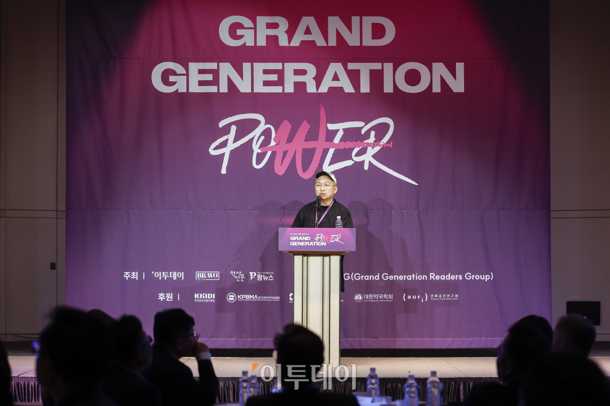 ▲조용민 언바운드랩데브 대표가 17일 서울 중구 앰배서더 서울 풀만 호텔에서 열린 ‘2025 그랜드 제너레이션 콘퍼런스(GGC)’에서 특별강연을 하고 있다. 올해로 3회째를 맞이한 GGC 2025는 ‘새로운 성장을 이끄는 힘 그랜드 제너레이션 파워’를 주제로 각 분야의 전문가들이 모여 초고령화 사회로의 전환에 대한 대응법을 모색하는 자리다. 조현호 기자 hyunho@