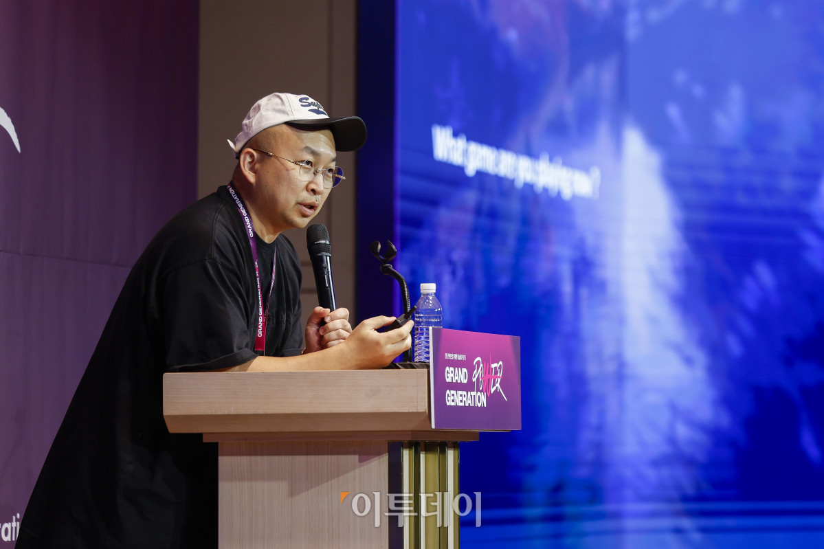 ▲조용민 언바운드랩데브 대표가 17일 서울 중구 앰배서더 서울 풀만 호텔에서 열린 ‘2025 그랜드 제너레이션 콘퍼런스(GGC)’에서 특별강연을 하고 있다. 올해로 3회째를 맞이한 GGC 2025는 ‘새로운 성장을 이끄는 힘 그랜드 제너레이션 파워’를 주제로 각 분야의 전문가들이 모여 초고령화 사회로의 전환에 대한 대응법을 모색하는 자리다. 조현호 기자 hyunho@