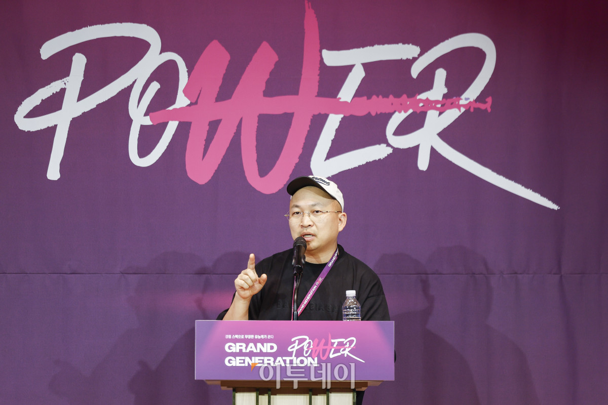 ▲조용민 언바운드랩데브 대표가 17일 서울 중구 앰배서더 서울 풀만 호텔에서 열린 ‘2025 그랜드 제너레이션 콘퍼런스(GGC)’에서 특별강연을 하고 있다. 올해로 3회째를 맞이한 GGC 2025는 ‘새로운 성장을 이끄는 힘 그랜드 제너레이션 파워’를 주제로 각 분야의 전문가들이 모여 초고령화 사회로의 전환에 대한 대응법을 모색하는 자리다. 조현호 기자 hyunho@