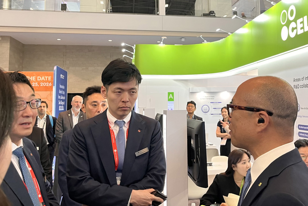 ▲올해 6월 신유열 롯데지주 미래성장실장(부사장)이 미국 보스턴에서 열린 2025 바이오 USA에서 셀트리온 부스를 방문, 관계자의 설명을 듣고 있다. (연합뉴스)