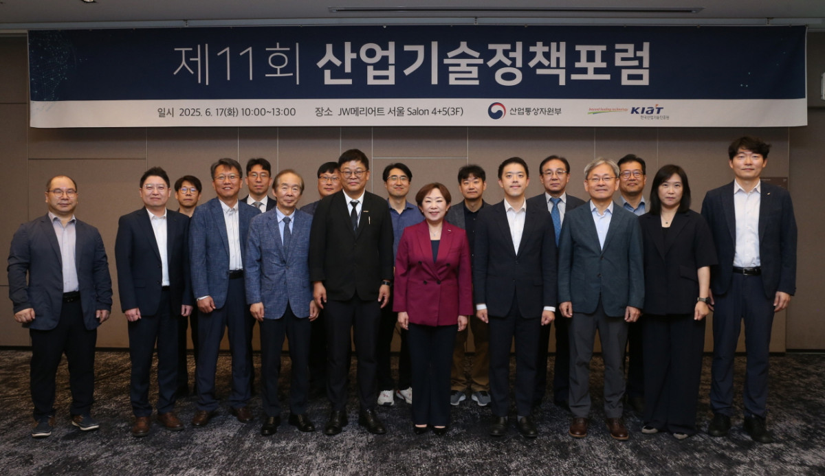 ▲민병주 한국산업기술진흥원(KIAT) 원장(왼쪽에서 열 번째)이 17일 서울 JW메리어트에서 개최한 '제11회 산업기술정책포럼'에서 참석자들과 기념 촬영을 하고 있다. (사진제공=한국산업기술진흥원)