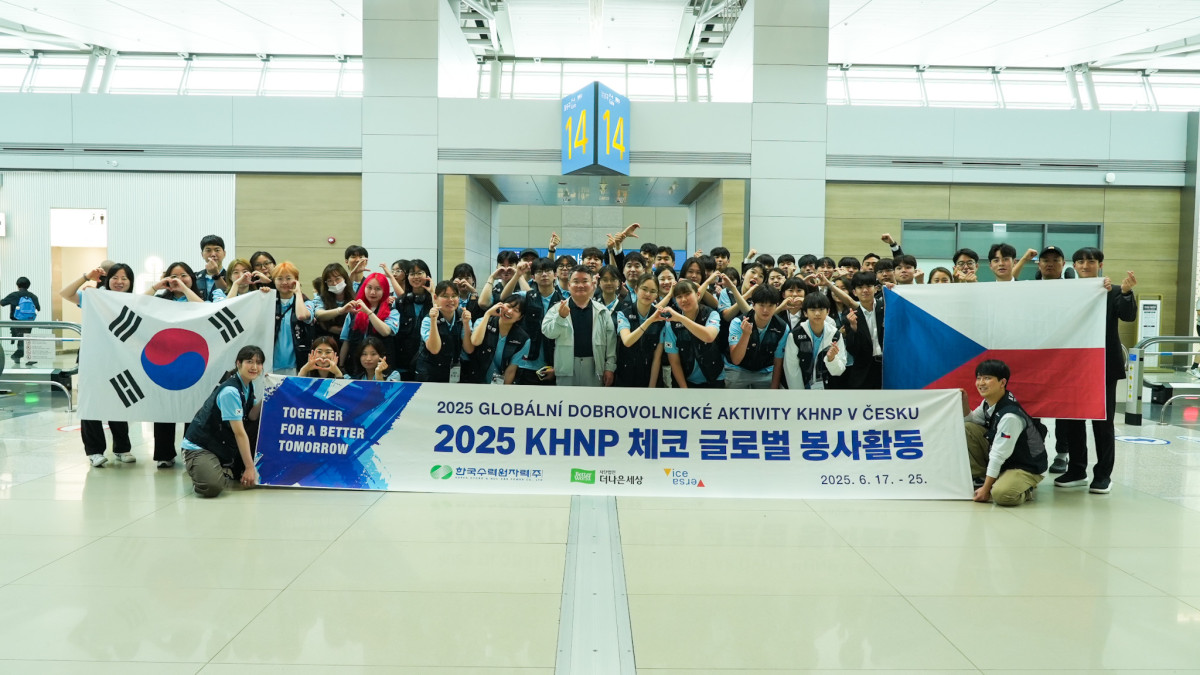 ▲한국수력원자력의 ‘2025 체코 글로벌 봉사단’이 17일 체코 현지로 출국하기 전 기념 촬영을 하고 있다. (사진제공=한국수력원자력)