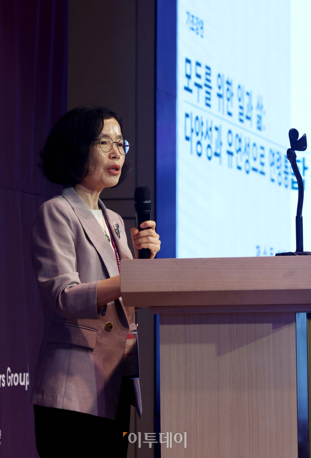▲정순둘 이화여대 사회복지학과 교수가 17일 서울 중구 앰배서더 서울 풀만 호텔에서 열린 ‘2025 그랜드 제너레이션 콘퍼런스(GGC)’에서 ‘모두를 위한 일과 삶’을 주제로 강연하고 있다. 올해로 3회째를 맞이한 GGC 2025는 ‘새로운 성장을 이끄는 힘 그랜드 제너레이션 파워’를 주제로 각 분야의 전문가들이 모여 초고령화 사회로의 전환에 대한 대응법을 모색하는 자리다. 신태현 기자 holjjak@ (이투데이DB)