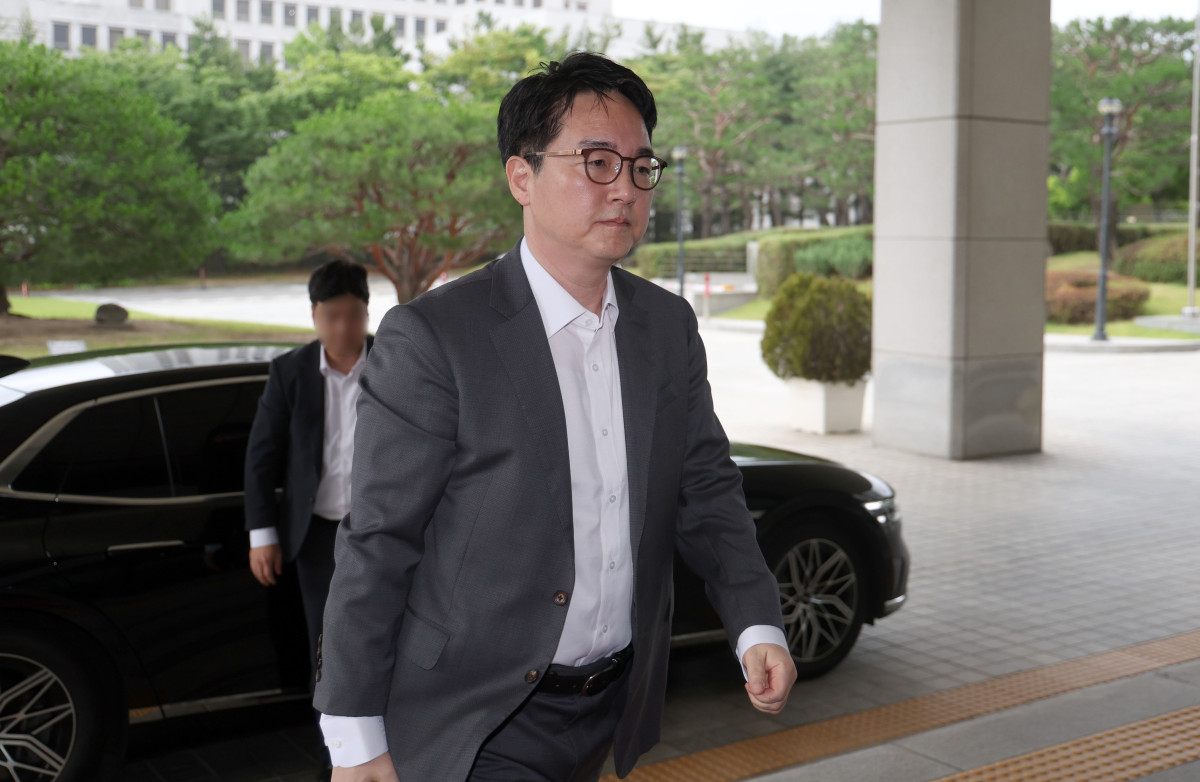 ▲심우정 검찰총장이 17일 서울 서초구 대검찰청으로 출근하고 있다. 심 총장은 지난해 10월 김주현 당시 대통령실 민정수석과 도·감청 방지 휴대전화인 비화폰으로 두 차례 통화한 사실이 확인됐다. (사진=뉴시스)