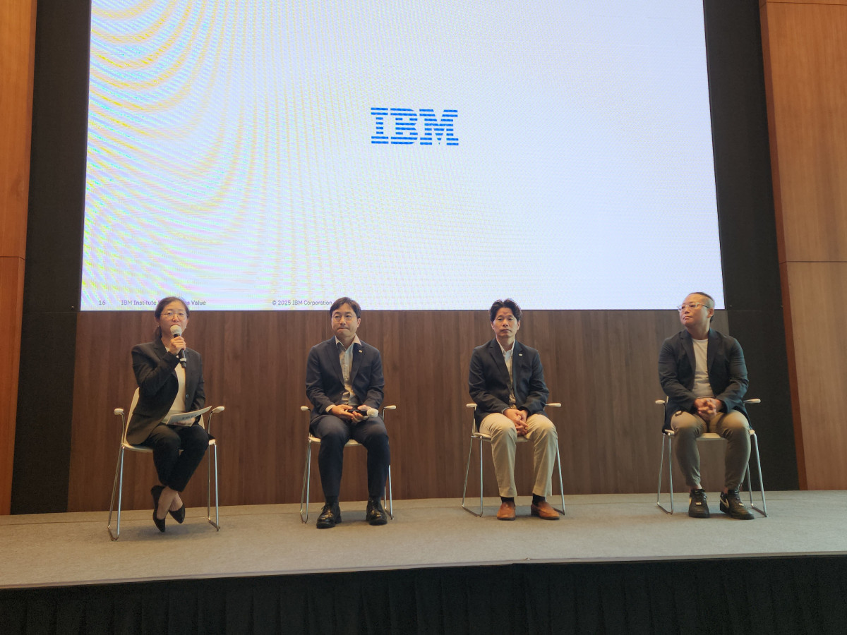 ▲한국IBM이 17일 여의도 국제금융센터 더 포럼에서 'AI 인사이트 포럼'을 열고, IBM 기업연구소가 최근 전세계 CEO 2000명을 대상으로 실시한 'IBM CEO 연구' 결과를 발표했다. 사진은 연구 결과 발표 이후 진행된 라운드 테이블로 김현정 한국IBM 컨설팅 대표(왼쪽부터), 미래에셋증권 AI솔루션본부 주세민 본부장, 주성환 서울AI재단 AI혁신사업본부장, 김동현 코엑스DX센터 전무.  (안유리 기자 inglass@)