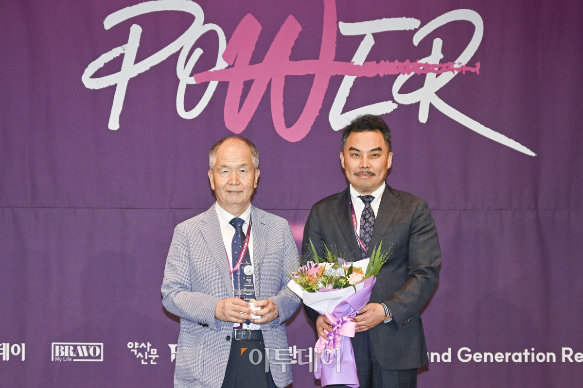 ▲17일 서울 중구 앰배서더 서울 풀만 호텔에서 열린 ‘2025 그랜드 제너레이션 콘퍼런스(GGC)’ 한국 그랜드 제너레이션 브랜드 대상(KGBA) 시상식에서 이병구 레이델코리아 대표가 한국 그랜드 제너레이션 브랜드 대상 마케팅 부문을 수상한 후 서용구 한국 그랜드 제너레이션 브랜드위원회 위원장과 기념촬영을 하고 있다. 올해로 3회째를 맞이한 GGC 2025는 ‘새로운 성장을 이끄는 힘 그랜드 제너레이션 파워’를 주제로 각 분야의 전문가들이 모여 초고령화 사회로의 전환에 대한 대응법을 모색하는 자리다. 조현호 기자 hyunho@