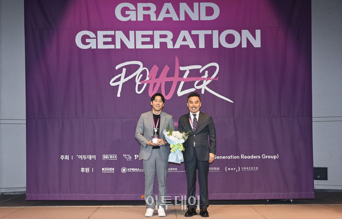 ▲17일 서울 중구 앰배서더 서울 풀만 호텔에서 열린 ‘2025 그랜드 제너레이션 콘퍼런스(GGC)’ 한국 그랜드 제너레이션 브랜드 대상(KGBA) 시상식에서 민학래 퍼슨헬스케어 본부장이 한국 그랜드 제너레이션 브랜드 대상 라이프솔루션 부문을 수상한 후 서용구 한국 그랜드 제너레이션 브랜드위원회 위원장과 기념촬영을 하고 있다. 올해로 3회째를 맞이한 GGC 2025는 ‘새로운 성장을 이끄는 힘 그랜드 제너레이션 파워’를 주제로 각 분야의 전문가들이 모여 초고령화 사회로의 전환에 대한 대응법을 모색하는 자리다. 조현호 기자 hyunho@