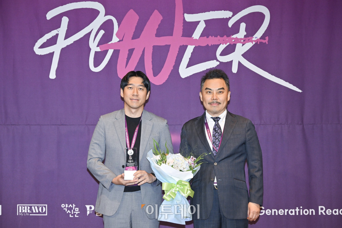 ▲17일 서울 중구 앰배서더 서울 풀만 호텔에서 열린 ‘2025 그랜드 제너레이션 콘퍼런스(GGC)’ 한국 그랜드 제너레이션 브랜드 대상(KGBA) 시상식에서 민학래 퍼슨헬스케어 본부장이 한국 그랜드 제너레이션 브랜드 대상 라이프솔루션 부문을 수상한 후 서용구 한국 그랜드 제너레이션 브랜드위원회 위원장과 기념촬영을 하고 있다. 올해로 3회째를 맞이한 GGC 2025는 ‘새로운 성장을 이끄는 힘 그랜드 제너레이션 파워’를 주제로 각 분야의 전문가들이 모여 초고령화 사회로의 전환에 대한 대응법을 모색하는 자리다. 조현호 기자 hyunho@