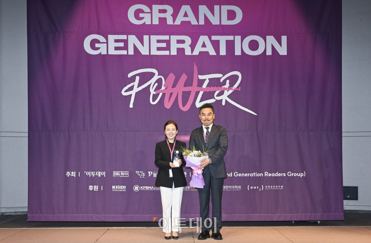 ▲17일 서울 중구 앰배서더 서울 풀만 호텔에서 열린 ‘2025 그랜드 제너레이션 콘퍼런스(GGC)’ 한국 그랜드 제너레이션 브랜드 대상(KGBA) 시상식에서 김정은 365mc병원 올뉴강남점 대표원장이 한국 그랜드 제너레이션 브랜드 대상 에이징테크 부문을 수상한 후 서용구 한국 그랜드 제너레이션 브랜드위원회 위원장과 기념촬영을 하고 있다. 올해로 3회째를 맞이한 GGC 2025는 ‘새로운 성장을 이끄는 힘 그랜드 제너레이션 파워’를 주제로 각 분야의 전문가들이 모여 초고령화 사회로의 전환에 대한 대응법을 모색하는 자리다. 조현호 기자 hyunho@