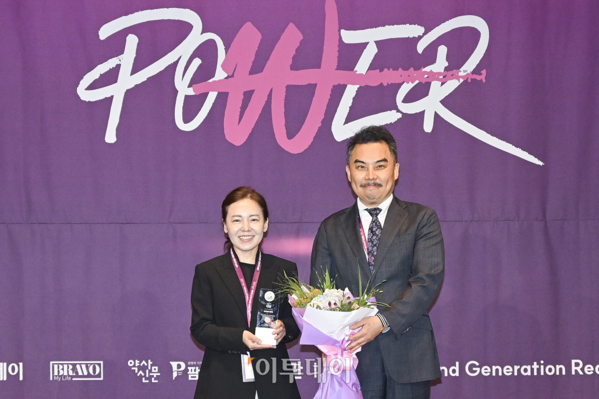 ▲17일 서울 중구 앰배서더 서울 풀만 호텔에서 열린 ‘2025 그랜드 제너레이션 콘퍼런스(GGC)’ 한국 그랜드 제너레이션 브랜드 대상(KGBA) 시상식에서 김정은 365mc병원 올뉴강남점 대표원장이 한국 그랜드 제너레이션 브랜드 대상 에이징테크 부문을 수상한 후 서용구 한국 그랜드 제너레이션 브랜드위원회 위원장과 기념촬영을 하고 있다. 올해로 3회째를 맞이한 GGC 2025는 ‘새로운 성장을 이끄는 힘 그랜드 제너레이션 파워’를 주제로 각 분야의 전문가들이 모여 초고령화 사회로의 전환에 대한 대응법을 모색하는 자리다. 조현호 기자 hyunho@