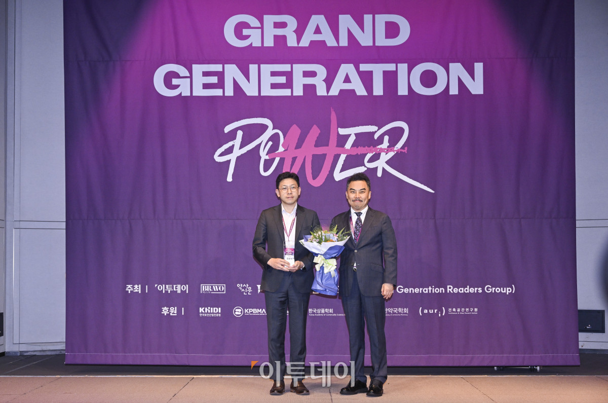 ▲17일 서울 중구 앰배서더 서울 풀만 호텔에서 열린 ‘2025 그랜드 제너레이션 콘퍼런스(GGC)’ 한국 그랜드 제너레이션 브랜드 대상(KGBA) 시상식에서 유승균 메디버 대표가 한국 그랜드 제너레이션 브랜드 대상 신상품 개발 부문을 수상한 후 서용구 한국 그랜드 제너레이션 브랜드위원회 위원장과 기념촬영을 하고 있다. 올해로 3회째를 맞이한 GGC 2025는 ‘새로운 성장을 이끄는 힘 그랜드 제너레이션 파워’를 주제로 각 분야의 전문가들이 모여 초고령화 사회로의 전환에 대한 대응법을 모색하는 자리다. 조현호 기자 hyunho@