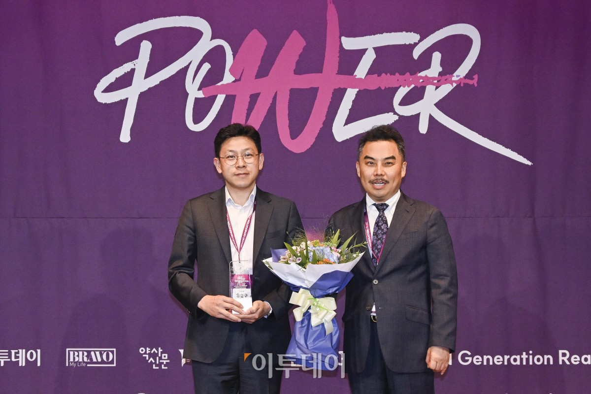 ▲17일 서울 중구 앰배서더 서울 풀만 호텔에서 열린 ‘2025 그랜드 제너레이션 콘퍼런스(GGC)’ 한국 그랜드 제너레이션 브랜드 대상(KGBA) 시상식에서 유승균 메디버 대표가 한국 그랜드 제너레이션 브랜드 대상 신상품 개발 부문을 수상한 후 서용구 한국 그랜드 제너레이션 브랜드위원회 위원장과 기념촬영을 하고 있다. 올해로 3회째를 맞이한 GGC 2025는 ‘새로운 성장을 이끄는 힘 그랜드 제너레이션 파워’를 주제로 각 분야의 전문가들이 모여 초고령화 사회로의 전환에 대한 대응법을 모색하는 자리다. 조현호 기자 hyunho@