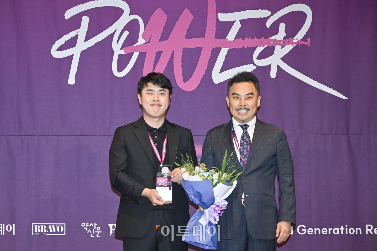 ▲17일 서울 중구 앰배서더 서울 풀만 호텔에서 열린 ‘2025 그랜드 제너레이션 콘퍼런스(GGC)’ 한국 그랜드 제너레이션 브랜드 대상(KGBA) 시상식에서 박재병 케어닥 대표가 한국 그랜드 제너레이션 브랜드 대상 ESG 부문을 수상한 후 서용구 한국 그랜드 제너레이션 브랜드위원회 위원장과 기념촬영을 하고 있다. 올해로 3회째를 맞이한 GGC 2025는 ‘새로운 성장을 이끄는 힘 그랜드 제너레이션 파워’를 주제로 각 분야의 전문가들이 모여 초고령화 사회로의 전환에 대한 대응법을 모색하는 자리다. 조현호 기자 hyunho@